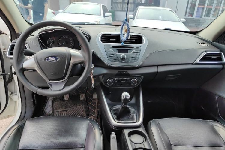 Used Ford Escort 2015 1.5L Manual Fashion Edition Center Console