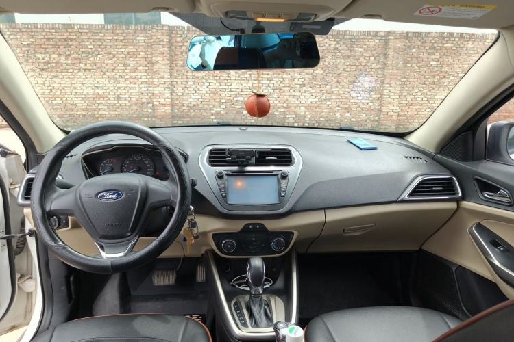Used Ford Escort 2015 1.5L Automatic Comfort Edition Center Console