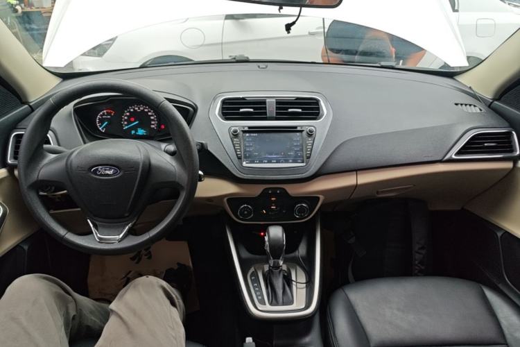 Used Ford Escort 2015 1.5L Automatic Comfort Edition Center Console