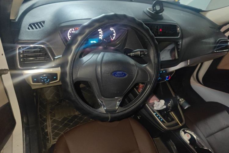 Used Ford Escort 2015 1.5L Automatic Comfort Edition Center Console