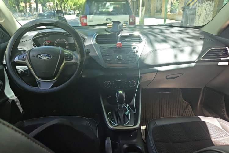 Used Ford Escort 2015 1.5L Automatic Fashion Model Center Console