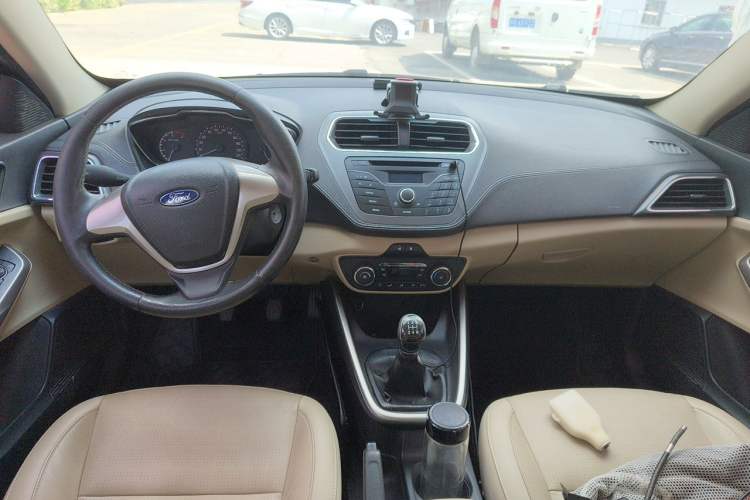 Used Ford Escort 2015 1.5L Manual Fashion Edition Center Console
