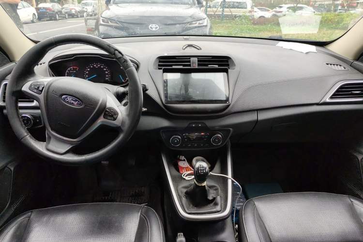 Used Ford Escort 2015 1.5L Manual Fashion Edition Center Console