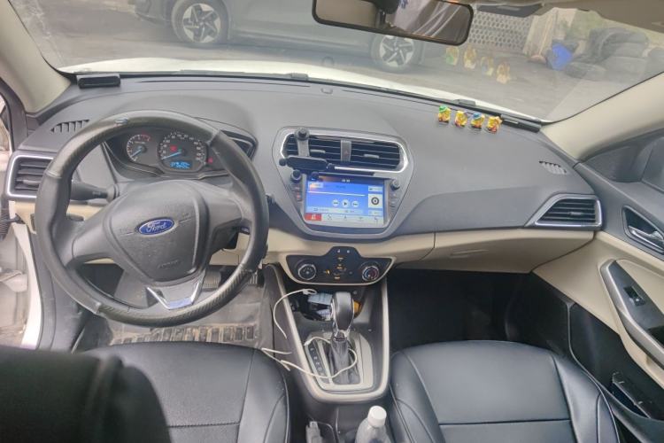 Used Ford Escort 2015 1.5L Automatic Comfort Edition Center Console