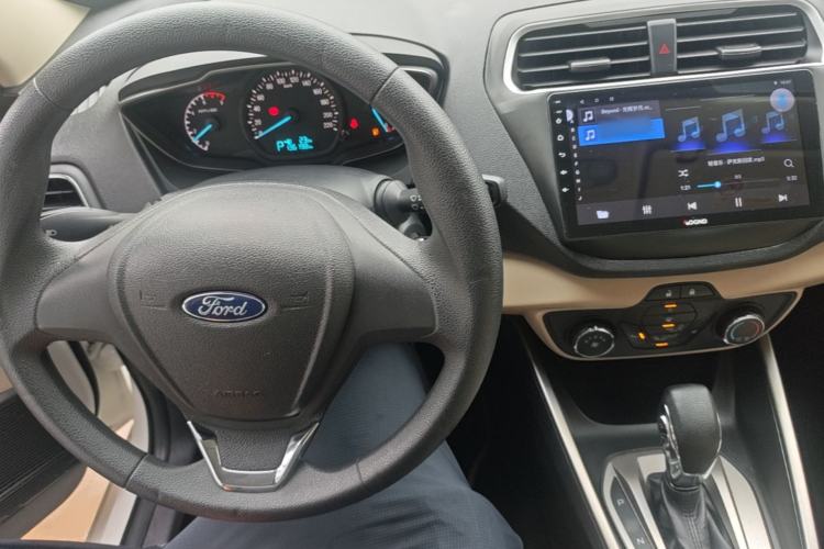 Used Ford Escort 2015 1.5L Automatic Comfort Edition Center Console