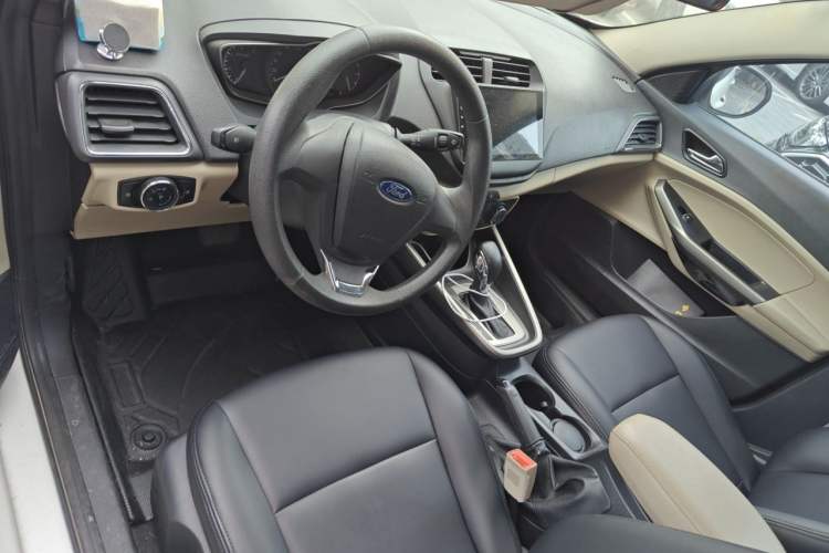 Used Ford Escort 2015 1.5L Automatic Comfort Edition Center Console