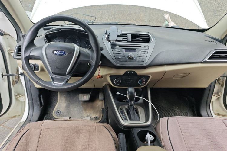 Used Ford Escort 2015 1.5L Automatic Comfort Edition Center Console