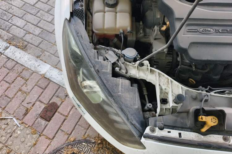 Used Ford Escort 2015 1.5L Manual Comfort Model Engine Bay Right