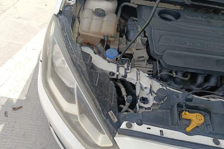Used Ford Escort 2015 1.5L Manual Fashion Edition Engine Bay Right