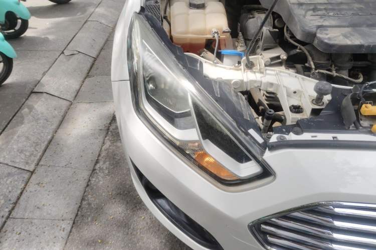 Used Ford Escort 2015 1.5L Manual Comfort Model Engine Bay Right