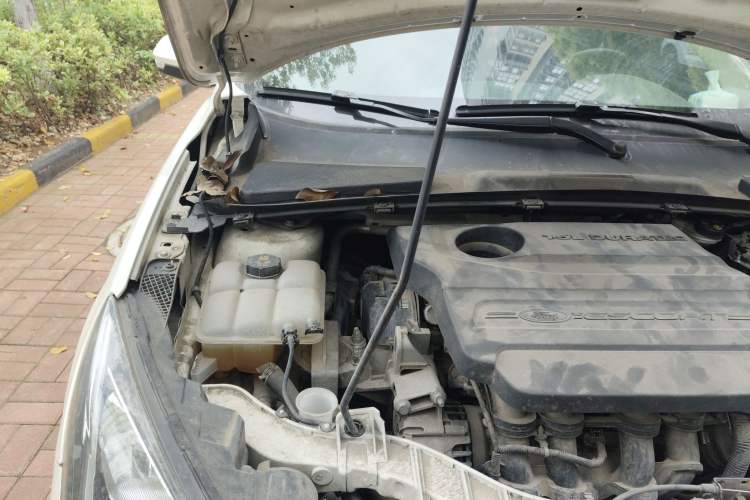 Used Ford Escort 2015 1.5L Manual Comfort Model Engine Bay Right