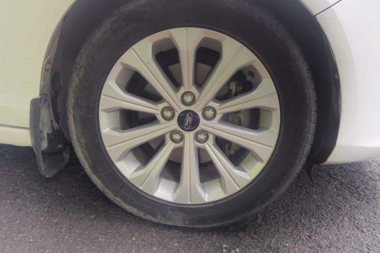 Used Ford Escort 2015 1.5L Manual Fashion Edition Exterior 1