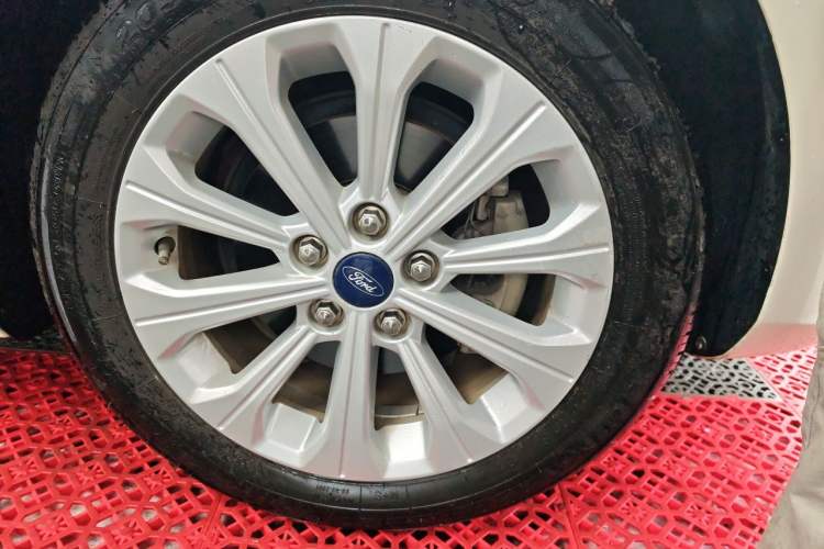 Used Ford Escort 2015 1.5L Automatic Fashion Model Exterior 1