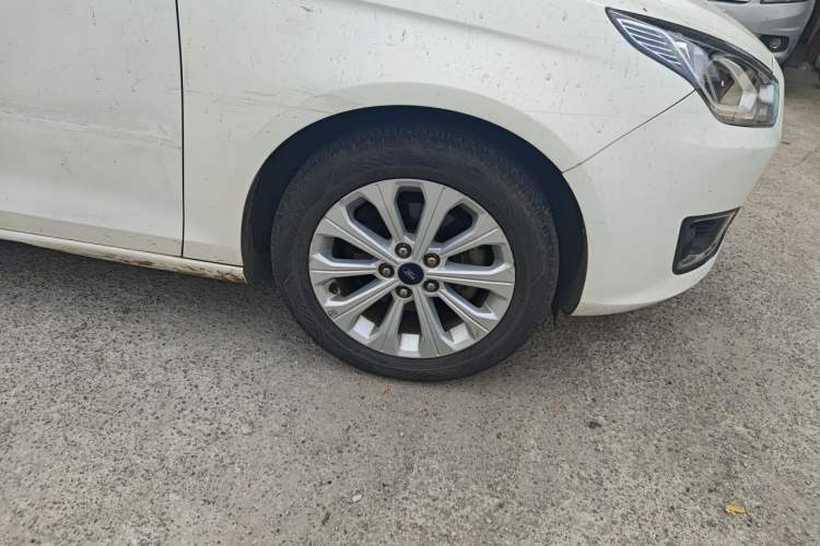 Used Ford Escort 2015 1.5L Automatic Fashion Model Exterior 1