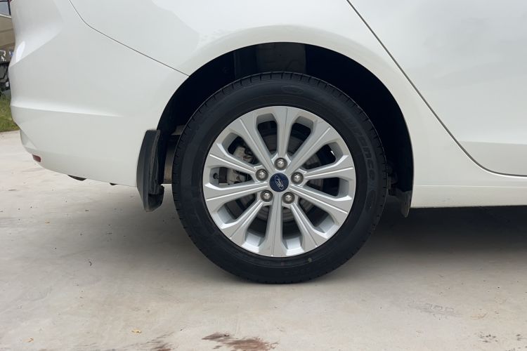 Used Ford Escort 2015 1.5L Automatic Fashion Model Exterior 12