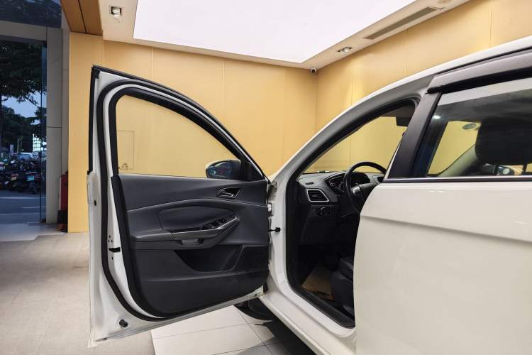 Used Ford Escort 2015 1.5L Automatic Fashion Model Exterior 12