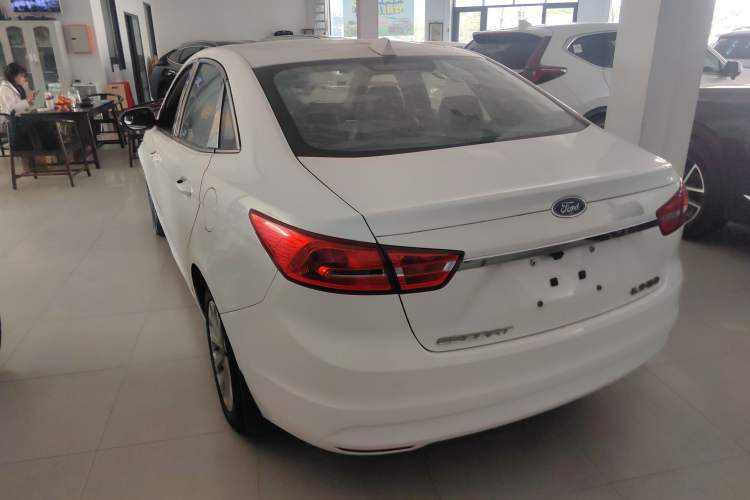 Used Ford Escort 2015 1.5L Automatic Fashion Model Exterior 2