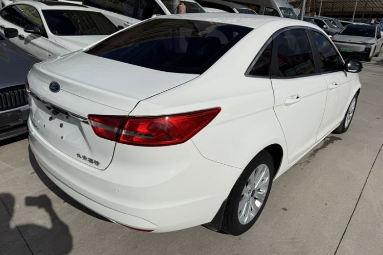 Used Ford Escort 2015 1.5L Manual Fashion Edition Exterior 2