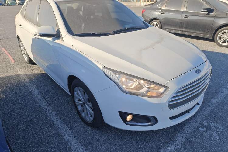 Used Ford Escort 2015 1.5L Manual Fashion Edition Exterior 2