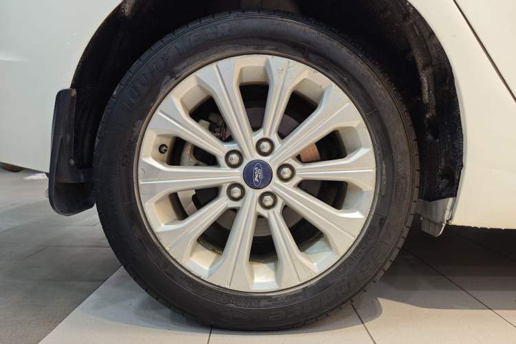 Used Ford Escort 2015 1.5L Automatic Fashion Model Exterior 2