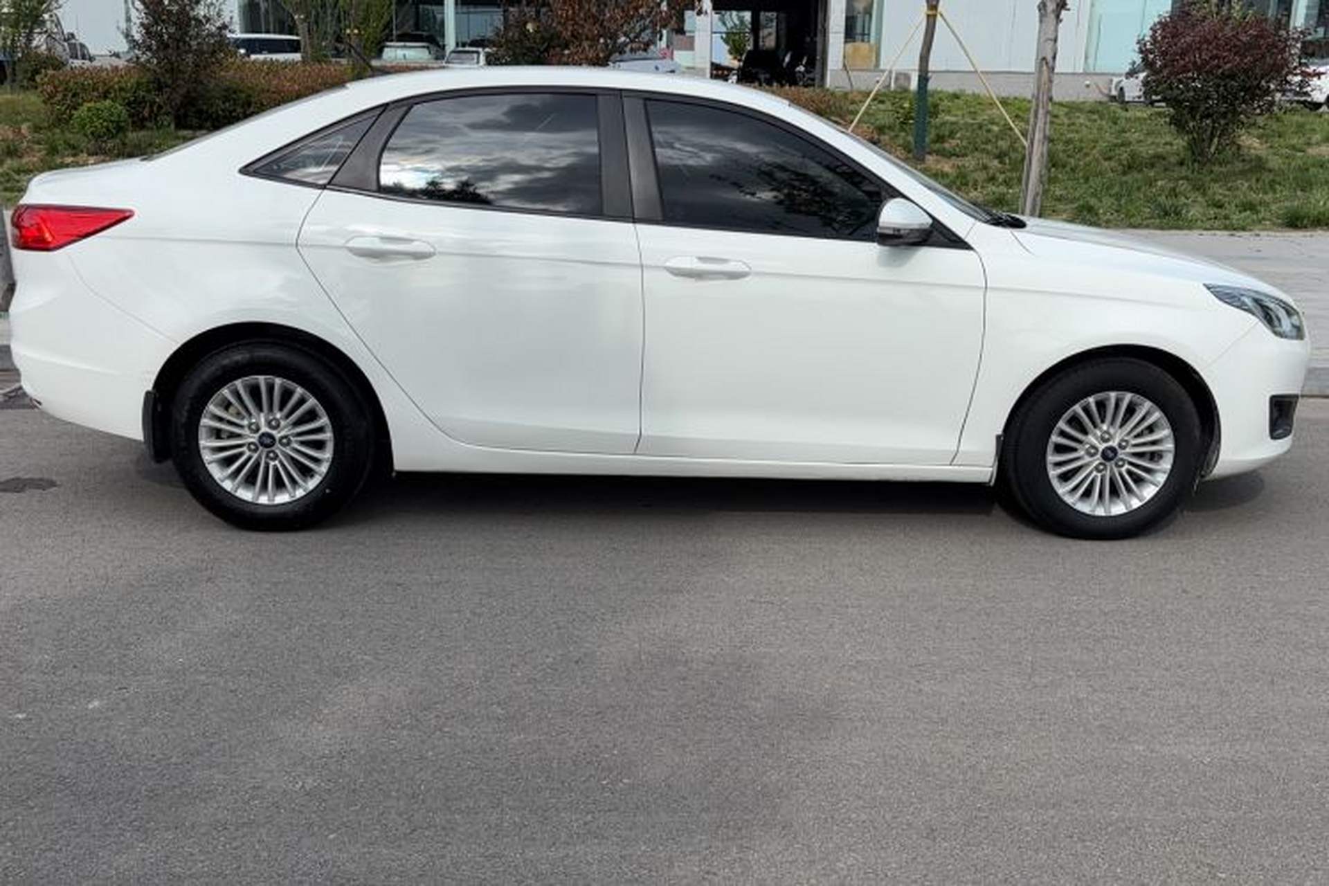 Used Ford Escort 2015 1.5L Automatic Comfort Edition Exterior 3