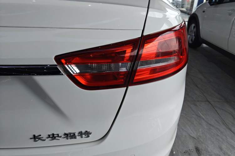 Used Ford Escort 2015 1.5L Manual Fashion Edition Exterior 3