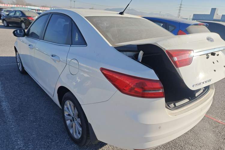 Used Ford Escort 2015 1.5L Manual Fashion Edition Exterior 3