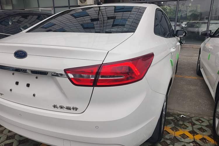 Used Ford Escort 2015 1.5L Automatic Fashion Model Exterior 3