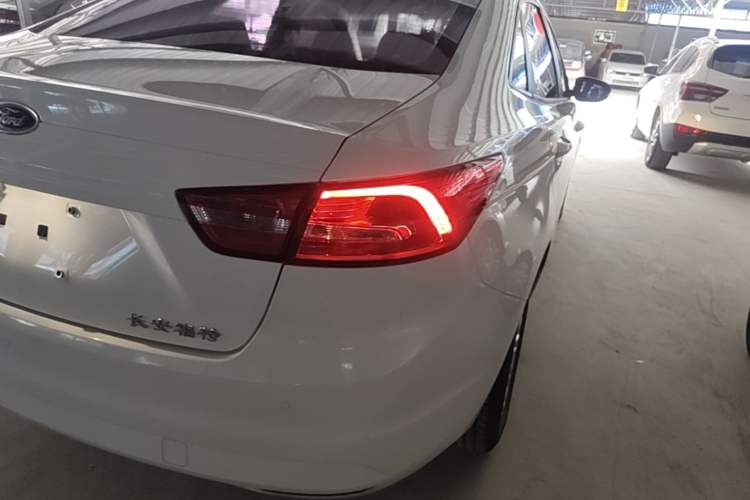 Used Ford Escort 2015 1.5L Automatic Comfort Edition Exterior 3