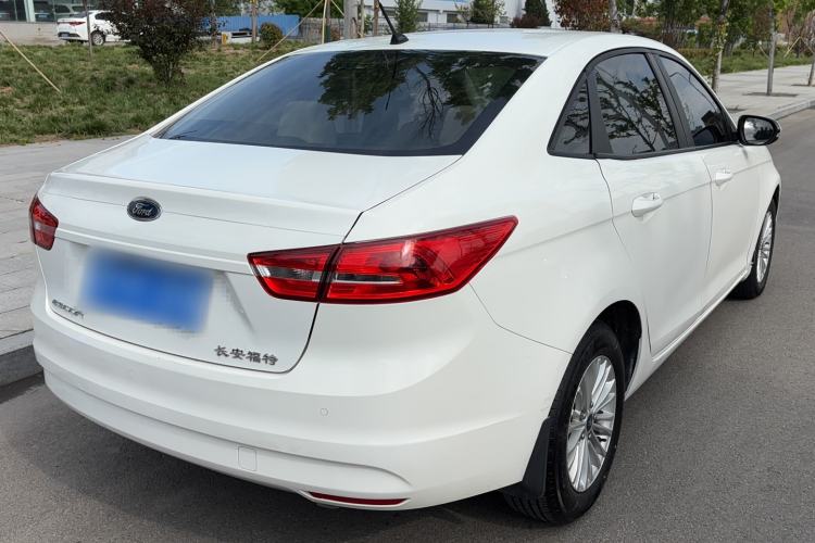 Used Ford Escort 2015 1.5L Automatic Comfort Edition Exterior 4