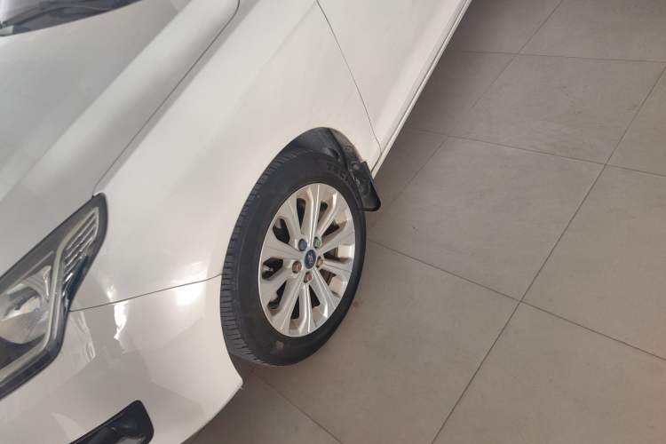 Used Ford Escort 2015 1.5L Automatic Fashion Model Exterior 4