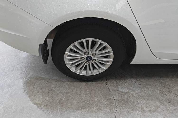 Used Ford Escort 2015 1.5L Automatic Comfort Edition Exterior 4