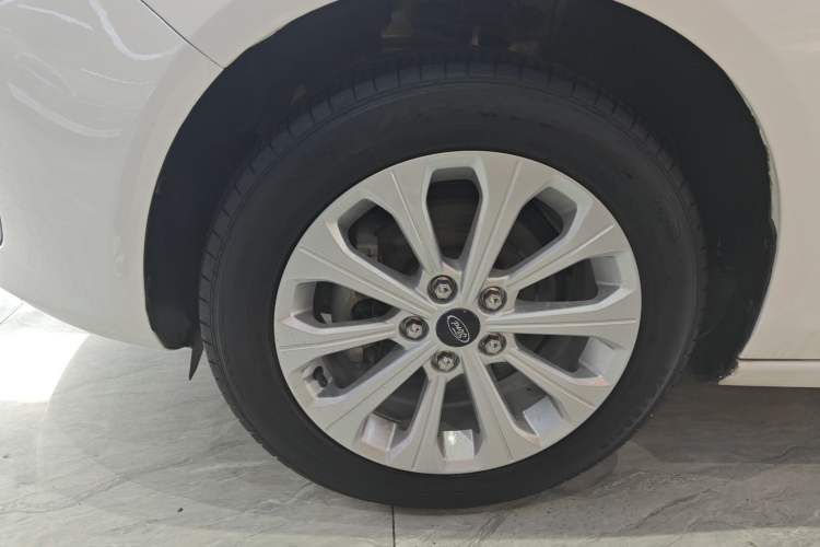 Used Ford Escort 2015 1.5L Manual Fashion Edition Exterior 4
