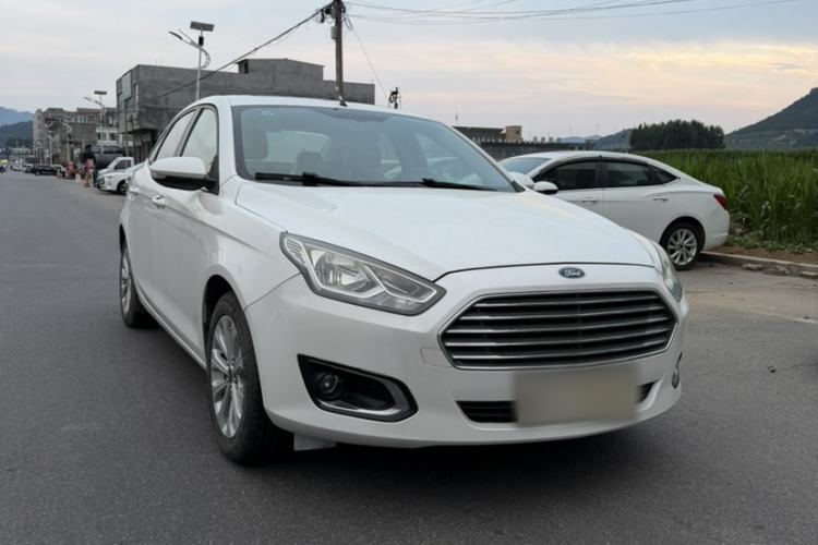 Used Ford Escort 2015 1.5L Manual Fashion Edition Exterior 4