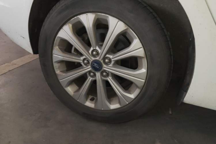 Used Ford Escort 2015 1.5L Automatic Fashion Model Exterior 5