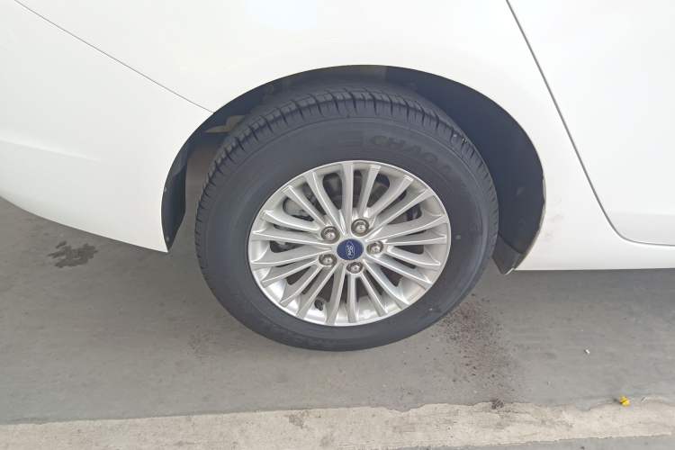 Used Ford Escort 2015 1.5L Automatic Comfort Edition Exterior 5