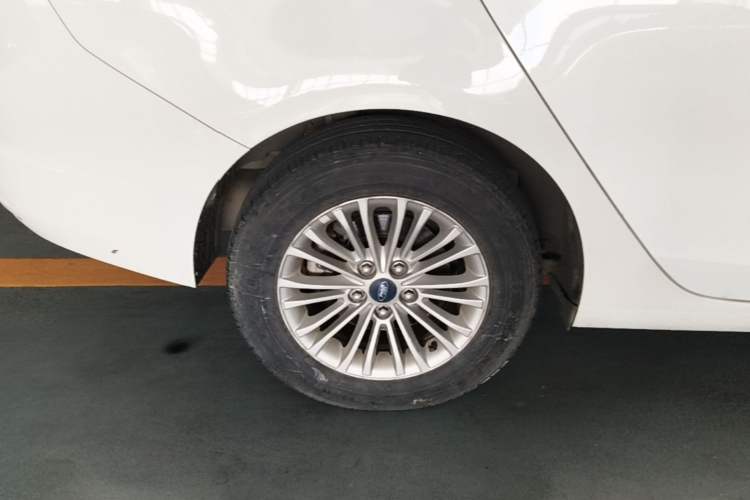 Used Ford Escort 2015 1.5L Automatic Comfort Edition Exterior 5