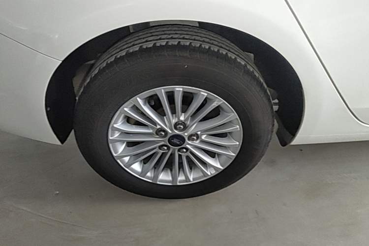 Used Ford Escort 2015 1.5L Automatic Comfort Edition Exterior 5