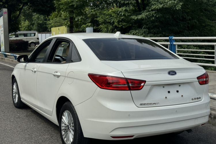 Used Ford Escort 2015 1.5L Automatic Comfort Edition Exterior 5