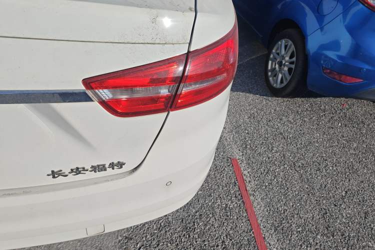 Used Ford Escort 2015 1.5L Manual Fashion Edition Exterior 6