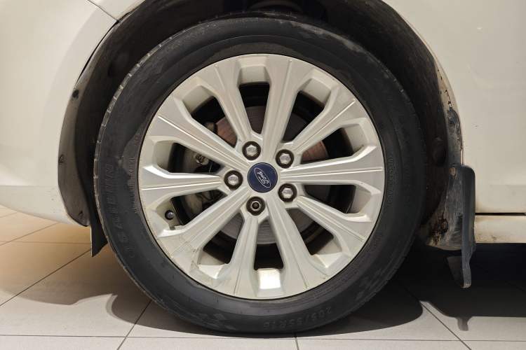 Used Ford Escort 2015 1.5L Automatic Fashion Model Exterior 6