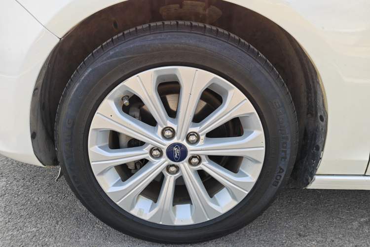 Used Ford Escort 2015 1.5L Automatic Fashion Model Exterior 7
