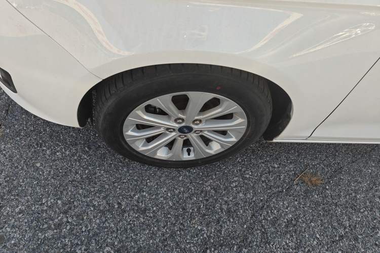 Used Ford Escort 2015 1.5L Manual Fashion Edition Exterior 7