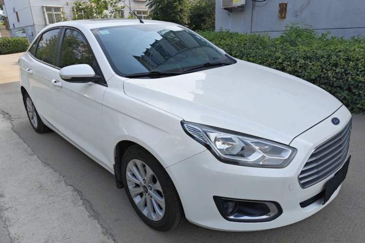 Used Ford Escort 2015 1.5L Automatic Fashion Model Front Right 45 Deg