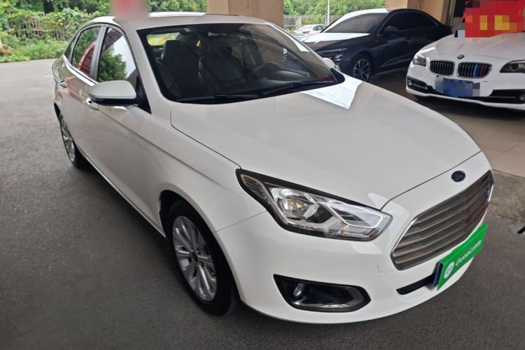 Used Ford Escort 2015 1.5L Manual Fashion Edition Front Right 45 Deg