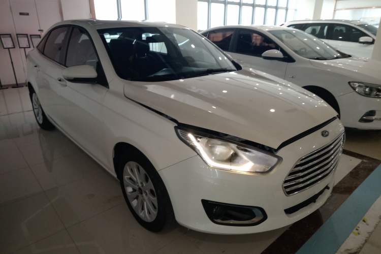 Used Ford Escort 2015 1.5L Automatic Fashion Model Front Right 45 Deg