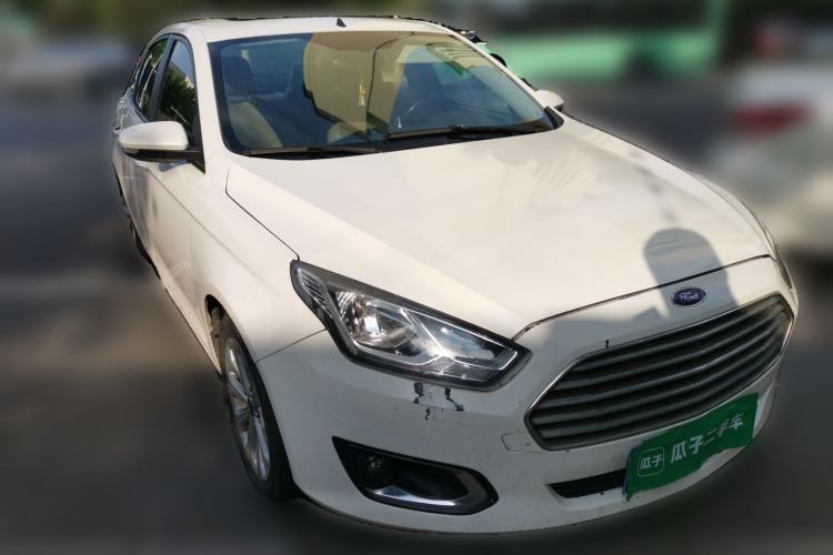 Used Ford Escort 2015 1.5L Manual Fashion Edition Front Right 45 Deg