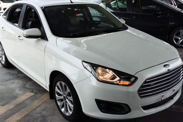 Used Ford Escort 2015 1.5L Automatic Fashion Model Front Right 45 Deg