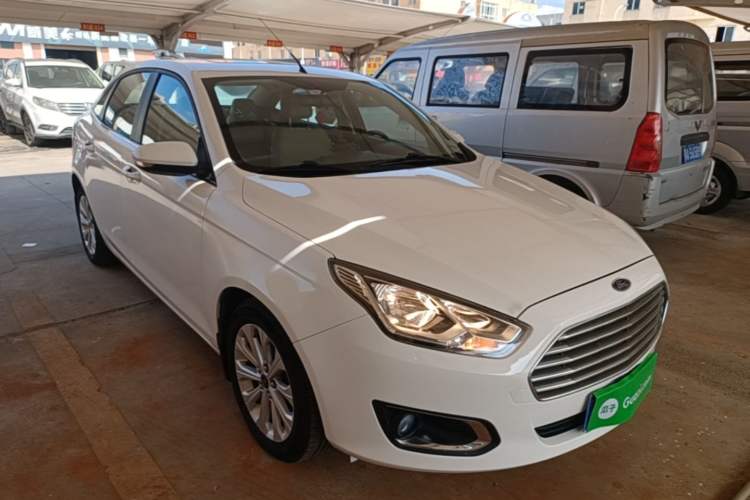 Used Ford Escort 2015 1.5L Automatic Fashion Model Front Right 45 Deg
