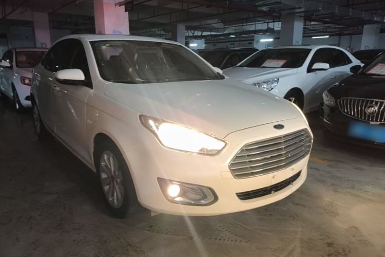 Used Ford Escort 2015 1.5L Manual Fashion Edition Front Right 45 Deg